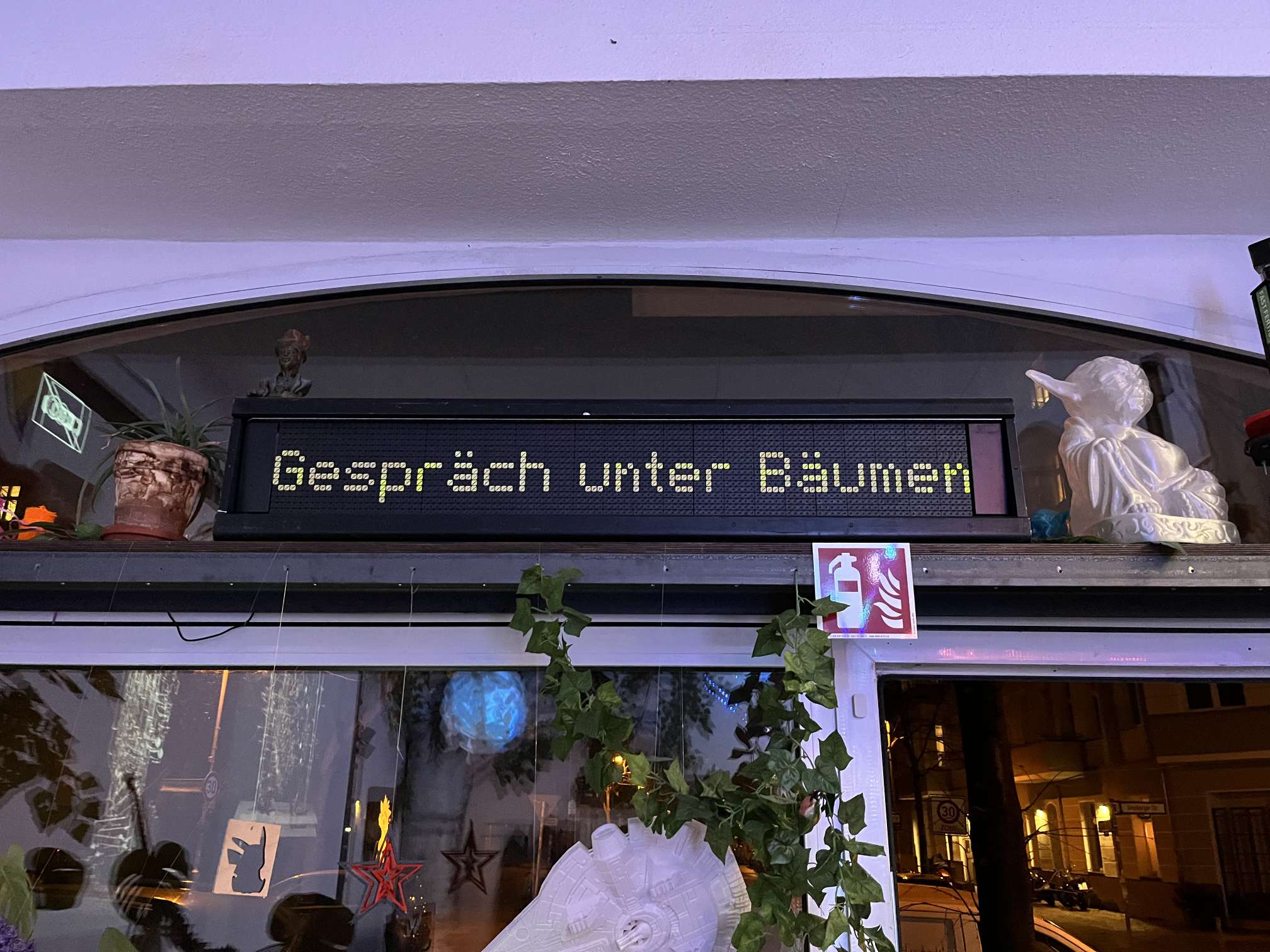 Gespräch unter Bäumen im xHain